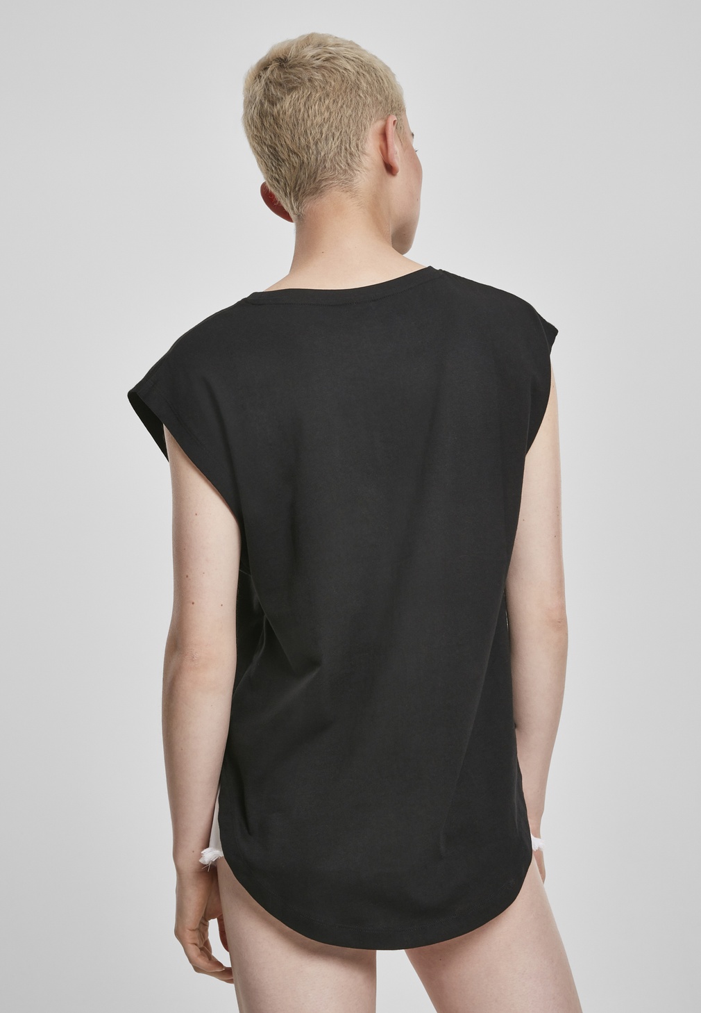 UrbanClassicsFemaleShirtLadiesBasicShapedTeeBlack