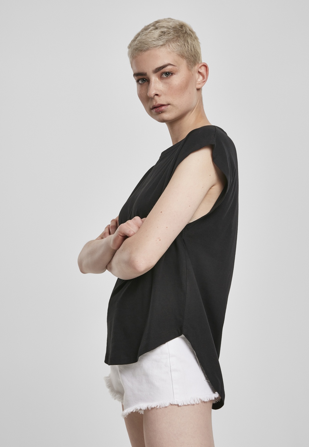 UrbanClassicsFemaleShirtLadiesBasicShapedTeeBlack