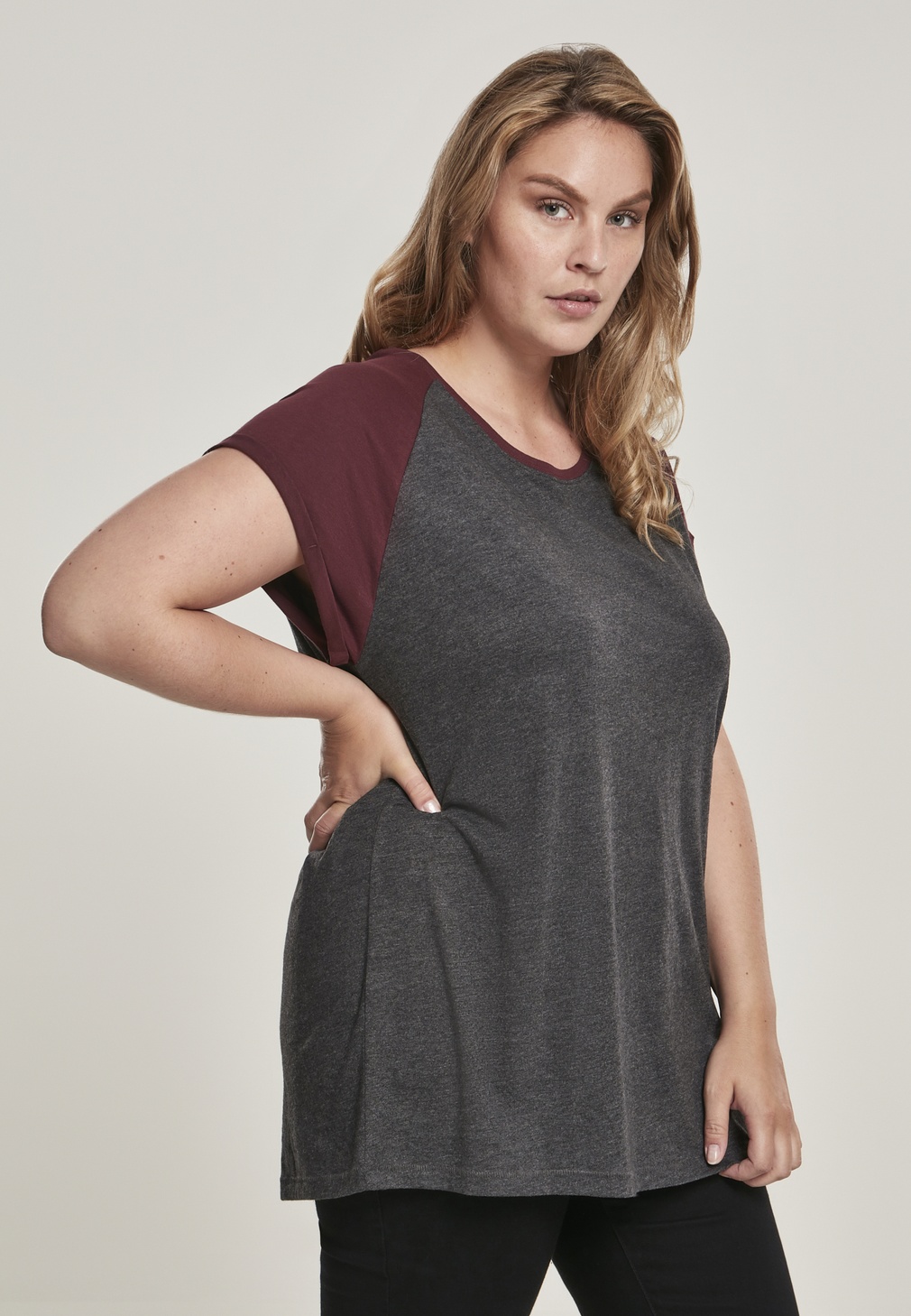 UrbanClassicsFemaleShirtLadiesContrastRaglanTeeCharcoalRedwine-3XL