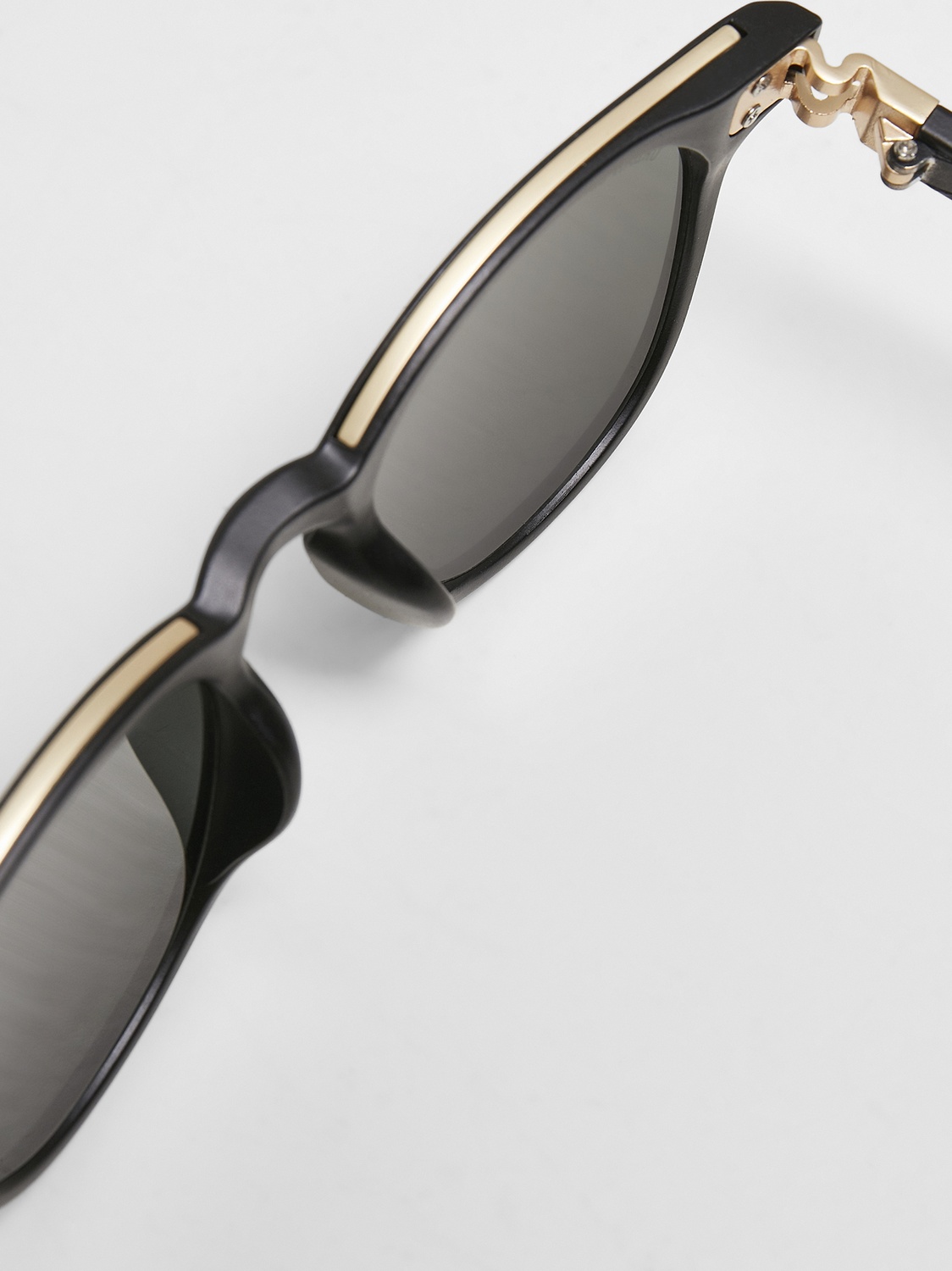 UrbanClassicsSonnenbrilleSunglassesItalywithchainBlackGold