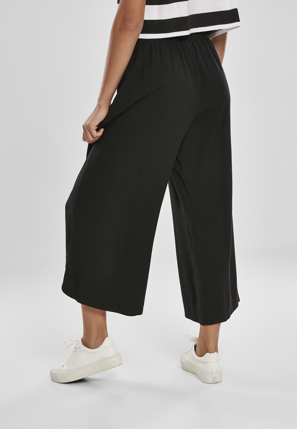 UrbanClassicsDamenHoseLadiesWideViscoseCulotteBlack